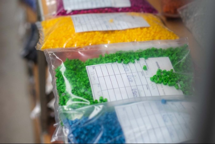 Pièces plastiques de différentes couleurs