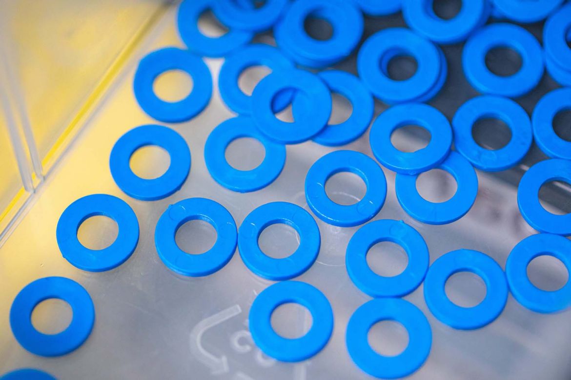 pièces plastiques injectées de couleurs bleu